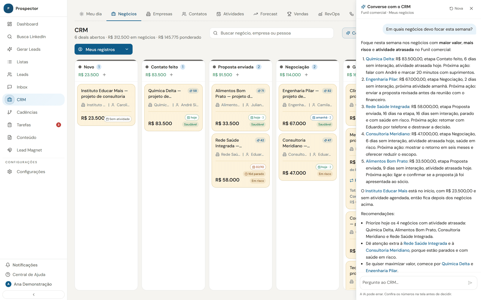 O quadro de negócios do CRM com o painel Converse com o CRM aberto, e a resposta citando os negócios